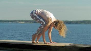 Mujer joven practicando yoga al aire libre en verano estilo de vida saludable