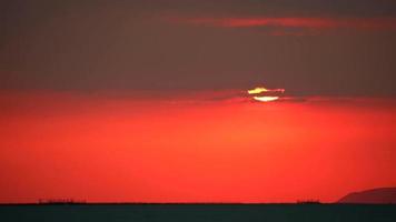 puesta de sol espalda silueta nube barco de pesca pasando lapso de tiempo video