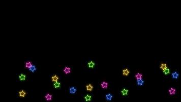 estrelas coloridas do arco-íris voando com cores aleatórias e desbotadas na tela preta video