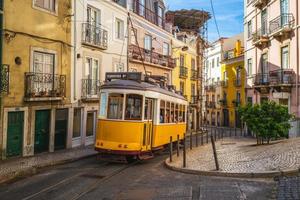 tranvía de la línea 28 en Lisboa, Portugal foto