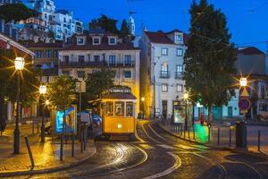 Tranvía de Lisboa cerca del miradouro de santa luzia foto