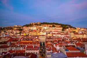 Horizonte de Lisboa y el castillo de San Jorge, Portugal foto