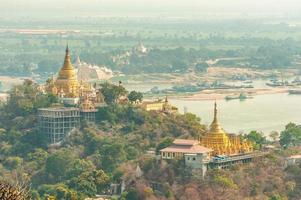 Vista aérea de la colina de Sagaing en Mandalay, Myanmar foto