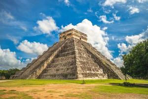 El castillo, el templo de Kukulcán en Chichén Itzá en México foto