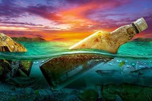 Contaminación plástica en problemas ambientales marinos Los animales en el mar no pueden vivir. y causar contaminación plástica en el concepto ambiental del océano. foto
