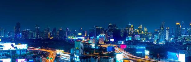 Bangkok. el horizonte de la ciudad capital de bangkok que brilla y los rascacielos por la noche foto