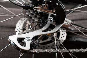 Desviador trasero de bicicleta closeup, mantenimiento de bicicletas foto
