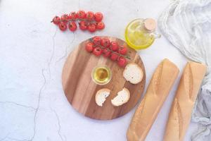 Rebanada de pan integral y aceite de oliva en la mesa foto