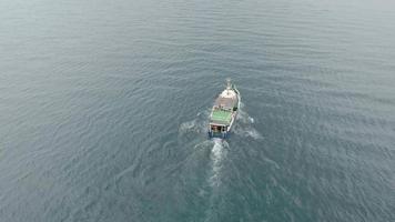 weißes Boot segelt im blauen Meer Luftaufnahme aerial