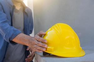 Ingeniero sosteniendo casco en la construcción del sitio foto