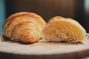 los croissants se colocan sobre un fondo de madera. productos horneados sobre fondo aislado foto