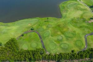 Campo de golf de alto ángulo con fondo de naturaleza foto