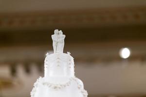 pastel de muñecas de boda, pareja de amor, osito de peluche en el pastel de bodas foto