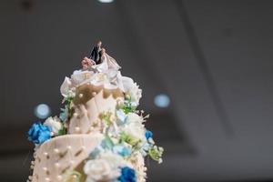 Hermoso pastel de bodas con fondo borroso foto