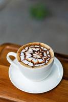 Café con leche caliente en la mesa de madera, tiempo de relajación foto