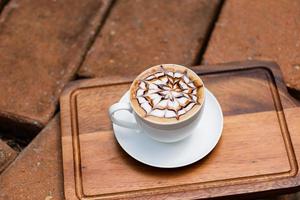 Café con leche caliente en la mesa de madera, tiempo de relajación