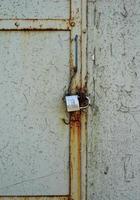 vieja puerta metálica abandonada foto