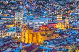 vista aérea, de, guanajuato, con, catedral, en, méxico foto