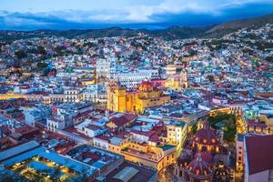 vista aérea, de, guanajuato, con, catedral, en, méxico foto