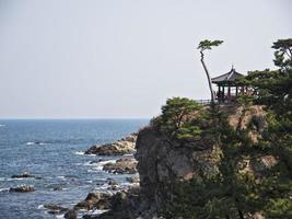 Hermoso acantilado junto al mar en el templo de Naksansa, Corea del Sur