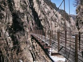 puente colgante en las hermosas montañas seoraksan. vista lateral foto