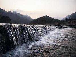 río de montaña. agua en los rápidos del río. Corea del Sur foto