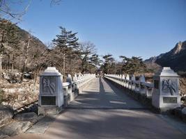 El puente de piedra en el parque nacional de Seoraksan, Corea del Sur