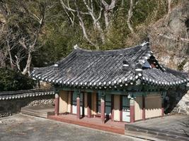 casa tradicional asiática en la ciudad de gangneung, parque. Corea del Sur foto
