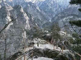 hermoso pico de las montañas, parque nacional seoraksan, corea del sur foto