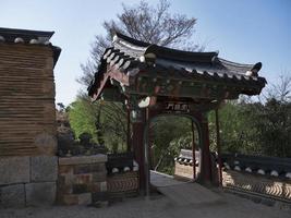 Hermoso arco tradicional en el templo de Naksansa, Corea del Sur