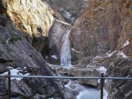 Cascada congelada en las montañas, el parque nacional de Seoraksan, Corea del Sur foto