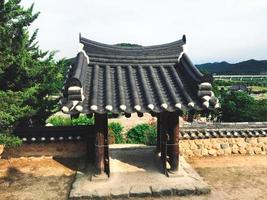 Hermoso arco tradicional en el templo de Naksansa, Corea del Sur foto
