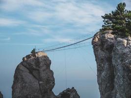 los altos puentes de cable en el pico de la montaña ai-petri, crimea foto