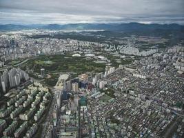 la vista a la ciudad de seúl desde el aire. Corea del Sur foto