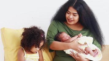 maman aime être à la maison et élever ses enfants avec bonheur amour et liens familiaux video