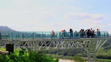 les touristes se promènent autour du fleuve mékong sur la promenade du ciel de chiang khan. laps de temps 4k