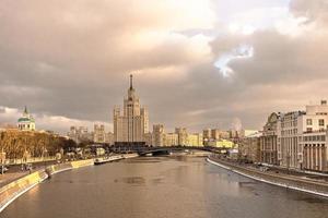 vista de la ciudad del río moskva en invierno foto