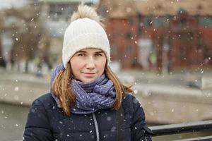 Retrato de una joven hermosa niña sonriente feliz en el fondo de la ciudad foto