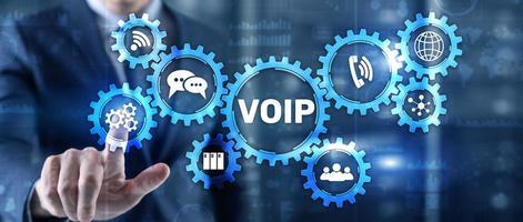 VoIP Voz sobre IP. empresario presionando la voz de la pantalla virtual sobre el protocolo de internet foto