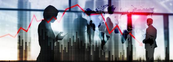 gráfico con flecha roja hacia abajo sobre fondo abstracto. caída del crecimiento en los negocios foto