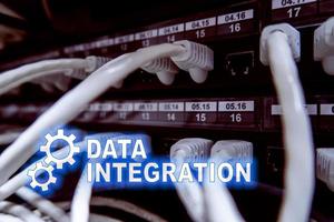 concepto de tecnología de la información de integración de datos en el fondo de la sala de servidores. foto