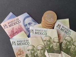 Fondo para temas de economía y finanzas con dinero mexicano. foto
