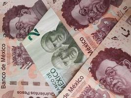 Fondo para temas de economía y finanzas con dinero mexicano. foto