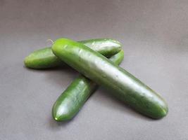 pepino de origen natural para preparar comida vegetariana foto