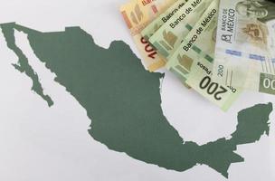 fotografía para temas de economía y finanzas con dinero mexicano foto