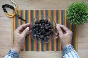 Vista superior de la fecha de fruta fresca en un recipiente sobre la mesa foto