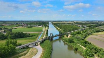 survoler la rivière en été video