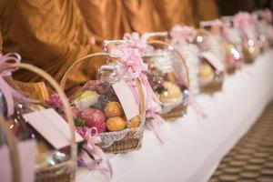 comida tailandesa para el monje en la ceremonia de la boda foto