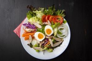 Ensalada de verduras en la mesa de madera foto