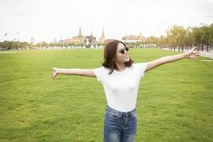 hermosa mujer viajera en bangkok foto